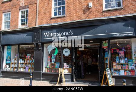 Gloucester, Royaume-Uni - 08 septembre 2019 : La façade de Waterstone's book shop dans la région de Eastgate Street Banque D'Images