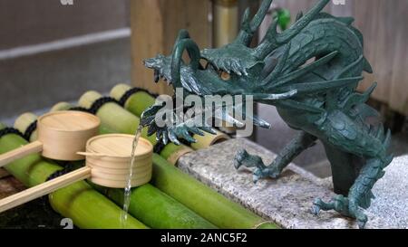 Une fontaine en forme de dragon à nishiki tenmagu culte à Kyoto Banque D'Images