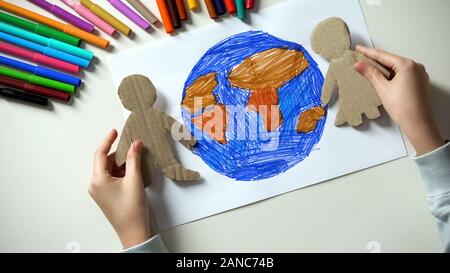 Placez du papier pour enfants famille sur terre, de l'environnement concept d'économie de peinture Banque D'Images