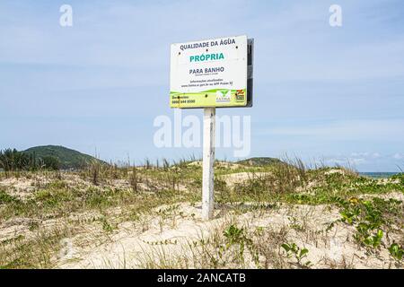 La surveillance de la qualité des eaux de baignade signe à Vila Beach. Imbituba, Santa Catarina, Brésil. Banque D'Images