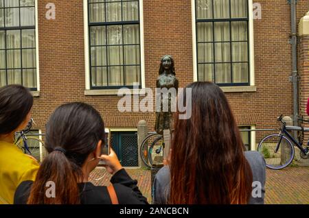 Amsterdam, Pays-Bas, août 2019. La statue d'Anne Frank est une destination pour de nombreux touristes : beaucoup de poser pour une photo souvenir avec elle. Il est situé à b Banque D'Images