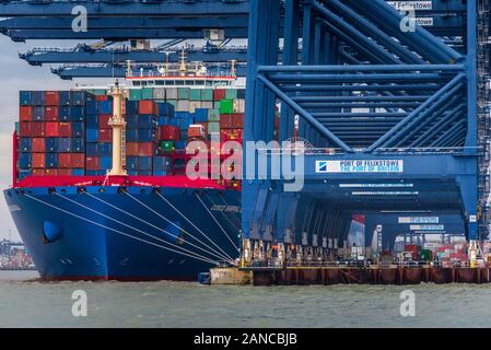 COSCO Container Ship port de Felixstowe Azalea UK - COSCO, la China Ocean Shipping Company, est le plus grand exploitant de navires porte-conteneurs. Banque D'Images