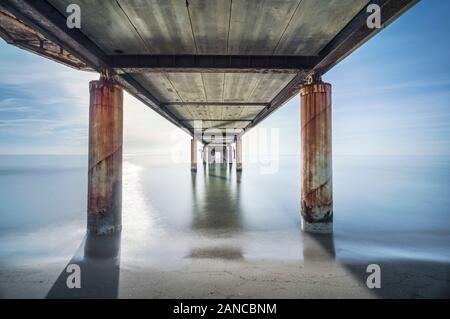 Pier ou jetty vu du dessous, la plage et la mer à Marina di Pietrasanta. Versilia Lucca Toscane Italie Banque D'Images