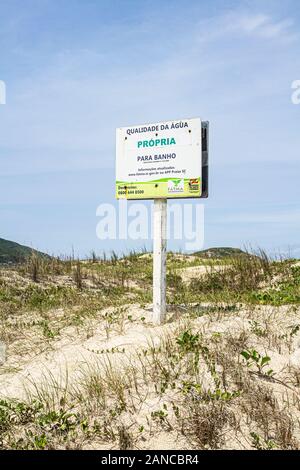 La surveillance de la qualité des eaux de baignade signe à Vila Beach. Imbituba, Santa Catarina, Brésil. Banque D'Images