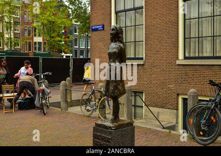 Amsterdam, Pays-Bas, août 2019. La statue d'Anne Frank est une destination pour de nombreux touristes : beaucoup de poser pour une photo souvenir avec elle. Il est situé à b Banque D'Images