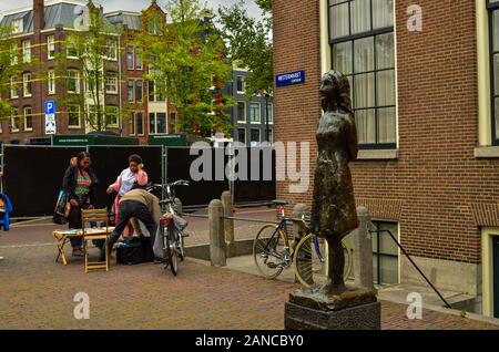 Amsterdam, Pays-Bas, août 2019. La statue d'Anne Frank est une destination pour de nombreux touristes : beaucoup de poser pour une photo souvenir avec elle. Il est situé à b Banque D'Images