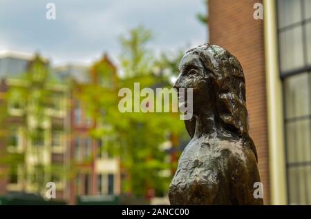 Amsterdam, Pays-Bas, août 2019. La statue d'Anne Frank est une destination pour de nombreux touristes : beaucoup de poser pour une photo souvenir avec elle. Ici close-up je Banque D'Images