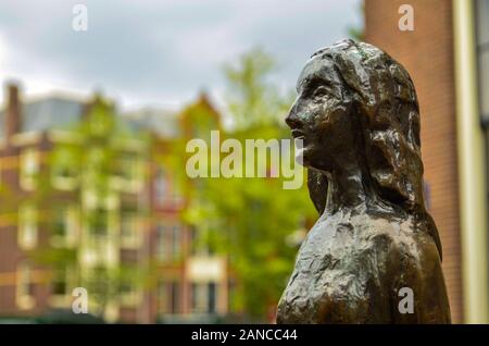 Amsterdam, Pays-Bas, août 2019. La statue d'Anne Frank est une destination pour de nombreux touristes : beaucoup de poser pour une photo souvenir avec elle. Ici close-up je Banque D'Images
