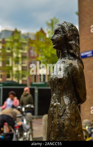 Amsterdam, Pays-Bas, août 2019. La statue d'Anne Frank est une destination pour de nombreux touristes : beaucoup de poser pour une photo souvenir avec elle. Ici close-up je Banque D'Images