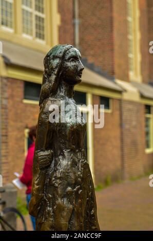 Amsterdam, Pays-Bas, août 2019. La statue d'Anne Frank est une destination pour de nombreux touristes : beaucoup de poser pour une photo souvenir avec elle. Ici close-up je Banque D'Images
