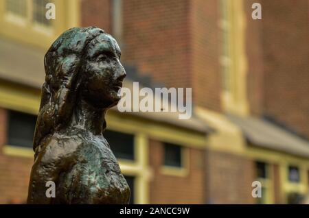 Amsterdam, Pays-Bas, août 2019. La statue d'Anne Frank est une destination pour de nombreux touristes : beaucoup de poser pour une photo souvenir avec elle. Ici close-up je Banque D'Images