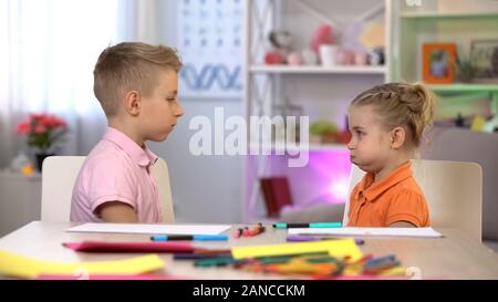 Frère et soeur faire des grimaces, jouer, avoir du plaisir ensemble, loisirs Banque D'Images