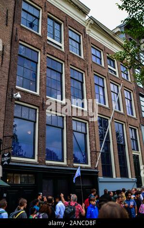 Amsterdam, Pays-Bas, août 2019. La maison d'Anne Frank est une destination pour de nombreux touristes : la foule dans la rue est remarquable. Banque D'Images