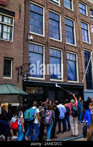 Amsterdam, Pays-Bas, août 2019. La maison d'Anne Frank est une destination pour de nombreux touristes : la foule dans la rue est remarquable. Banque D'Images