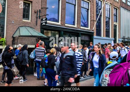 Amsterdam, Pays-Bas, août 2019. La maison d'Anne Frank est une destination pour de nombreux touristes : la foule dans la rue est remarquable. Banque D'Images