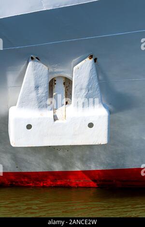 Livré avec l'ancrage et l'échelle de tirant d'eau sur le côté de numérotation. Banque D'Images