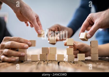 Close-up of Woman's Hand empiler des blocs en bois Banque D'Images