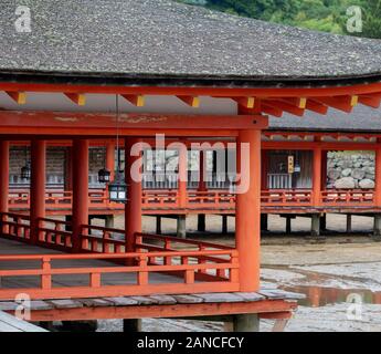 Sanctuaire d'Itsukushima, un temple Shinto et site du patrimoine mondial de l'UNESCO sur l'île de Miyajima. Banque D'Images