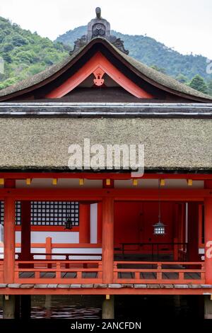 Sanctuaire d'Itsukushima, un temple Shinto et site du patrimoine mondial de l'UNESCO sur l'île de Miyajima. Banque D'Images