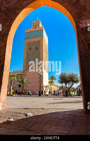 Minaret de la Mosquée situé au quartier de la médina de Marrakech, Maroc Banque D'Images