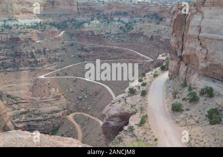 Début de l'été en Utah : vue sur Les Déchoires du Shaber Trail sur l'île dans le Sky District du parc national de Canyonlands Banque D'Images