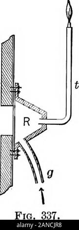 Les contours de la physique : un texte élémentaire-livre . Si un petit l^^ iiin 3) Fig. 336. quantité de poudre lycopodium être introduits dans thistube, et distribuée dans toute sa longueur, et si l'ensembletube sera ensuite placé horizontalement, et être fortement grillé 368 LES CONTOURS DE LA PHYSIQUE pendant un instant, il sera constaté que la poussière tend elle-même toarrange sous la forme de crêtes transversales équidistants.Ces crêtes se trouvent dans les nœuds de l'onde. (Voir Fig. 336.) 334. Les flammes manométriques. - C'est un ingénieux de-vice pour l'étude des vibrations dans otherwind les tuyaux d'orgue et instruments. Une ouverture dans le Wallo Banque D'Images