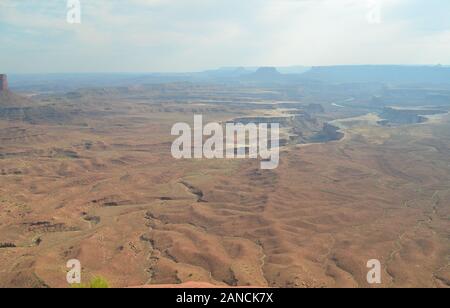 Début de l'été dans l'Utah : vue sur le bassin de Soda Springs, la rive blanche et la rivière verte dans l'île du Sky District du parc national de Canyonlands Banque D'Images