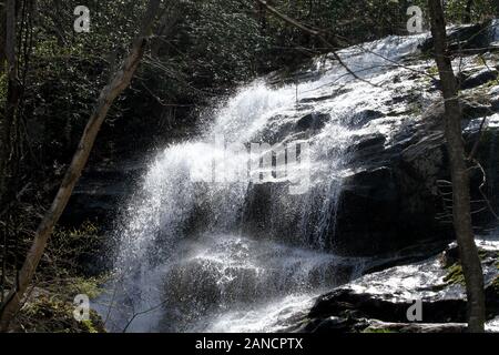 Belle eau de ruisseau frais en cascade sur des rochers. Section des chutes de Crabtree, en Virginie, l'une des plus hautes chutes d'eau de l'est des États-Unis Banque D'Images