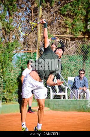 Murcie, Espagne, 26 décembre 2019: Carlos Alcaraz Garfía un entraînement de joueur de tennis espagnol sur un terrain d'argile se préparant à un match de tennis. Banque D'Images