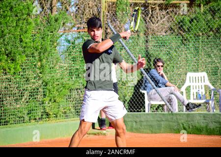 Murcie, Espagne, 26 décembre 2019: Carlos Alcaraz Garfía un entraînement de joueur de tennis espagnol sur un terrain d'argile se préparant à un match de tennis. Banque D'Images