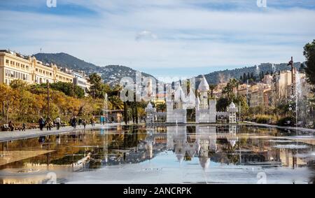 Miroir d’eau (miroir d’eau) dans le parc Promenade du Paillon, Nice, Côte d’Azur, France Banque D'Images