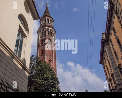 Bell Tower avec une structure octogonale datant du 14ème siècle dans le centre historique de Milan Banque D'Images