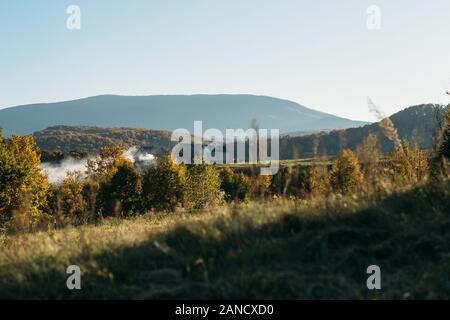 Petit village dans les Carpathian Mountains. Paysage d'automne Banque D'Images