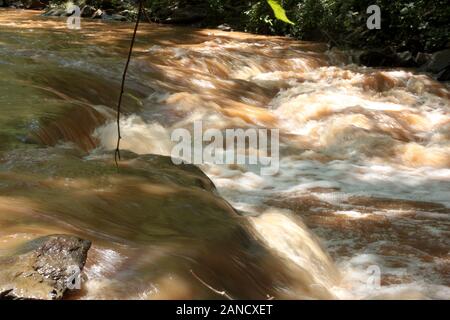 L'eau du ruisseau Muddy après de fortes pluies Banque D'Images