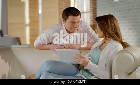 Happy Family tour recherche sur tablet, réservation des billets en ligne, agence de voyage Banque D'Images