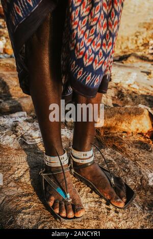 Gros plan des chaussures Maasai faites de vieux pneus