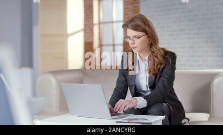 Beautiful woman working on laptop in office, cher employé responsable Banque D'Images