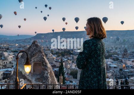 Femme se baignant dans un ballon d'air chaud magique matin en Cappadoce Banque D'Images