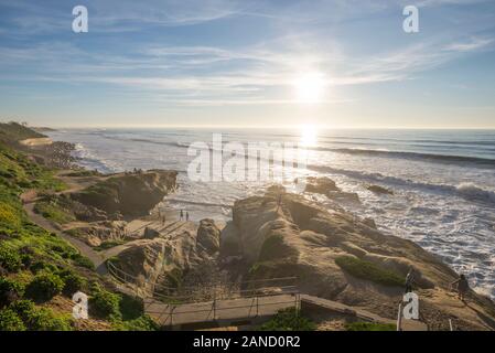 Scène côtière d'hiver depuis le dessus de la plage de Santa Cruz. San Diego, Californie. Banque D'Images