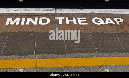 Mind the Gap, MindTheGap signe, gare la plate-forme, England, UK Banque D'Images