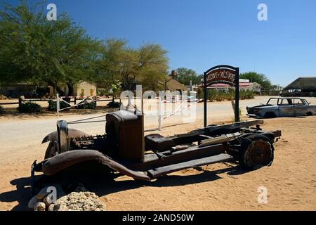 Bienvenue à signe solitaire,voiture abandonnée,vintage voiture, voiture, voiture épave épaves,désert Solitaire Solitaire,village,Village,Région Khomas près du Namib-Naukl Banque D'Images