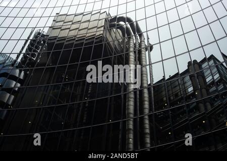 Lloyd's of London une vue inhabituelle du bâtiment futuriste Lloyd's se reflète sur la façade en verre du bâtiment Willis Towers Watson dans la City of London UK Banque D'Images