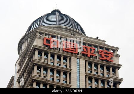 --FILE -- un point de vue extérieur sur un ping à l'International Finance Centre, Lujiazui Pudong District, Shanghai, Chine, le 5 octobre 2019. Ping An Insurance (G Banque D'Images