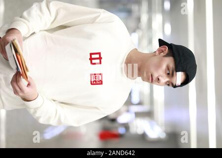 --FILE--acteur chinois Wu Lei, également connu sous le nom de Leo Wu, s'affiche avec un t-shirt, sur lequel il y a des caractères chinois de 'Chine', à l'aéroport avant la technologie DEPA Banque D'Images