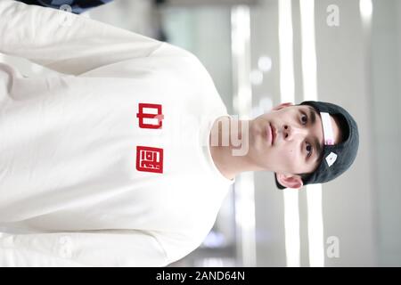 --FILE--acteur chinois Wu Lei, également connu sous le nom de Leo Wu, s'affiche avec un t-shirt, sur lequel il y a des caractères chinois de 'Chine', à l'aéroport avant la technologie DEPA Banque D'Images