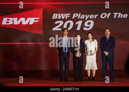 Les joueurs de badminton de la Corée du Sud, Kim So Yeong, droite, et Kong Hee Yong, gauche, sont à l'honneur avec le Most Improved Player de l'année à l'assemblée annuelle Banque D'Images