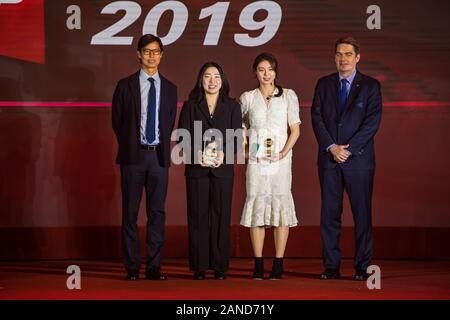 Les joueurs de badminton de la Corée du Sud, Kim So Yeong, droite, et Kong Hee Yong, gauche, sont à l'honneur avec le Most Improved Player de l'année à l'assemblée annuelle Banque D'Images