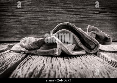 Black & White studio still life close-up de porter des gants de travail en cuir Banque D'Images