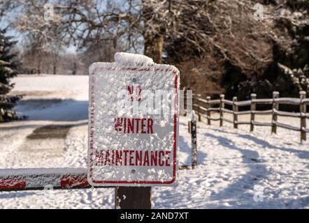 Photo de l'hiver aucun signe d'entretien routier par pays sur une froide journée enneigée Banque D'Images