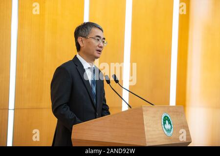 Cheong Weng Chon, Secrétaire général de l'administration et de la Justice, parle lors de la conférence de presse au siège du Gouvernement de Macao à Macao, Chine, 2 déc. Banque D'Images